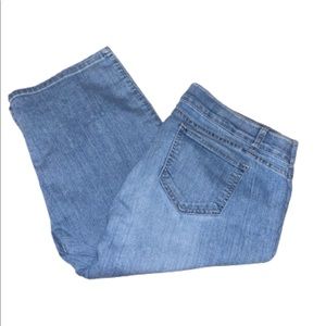 Rafaella light wash denim Capri jeans size 16